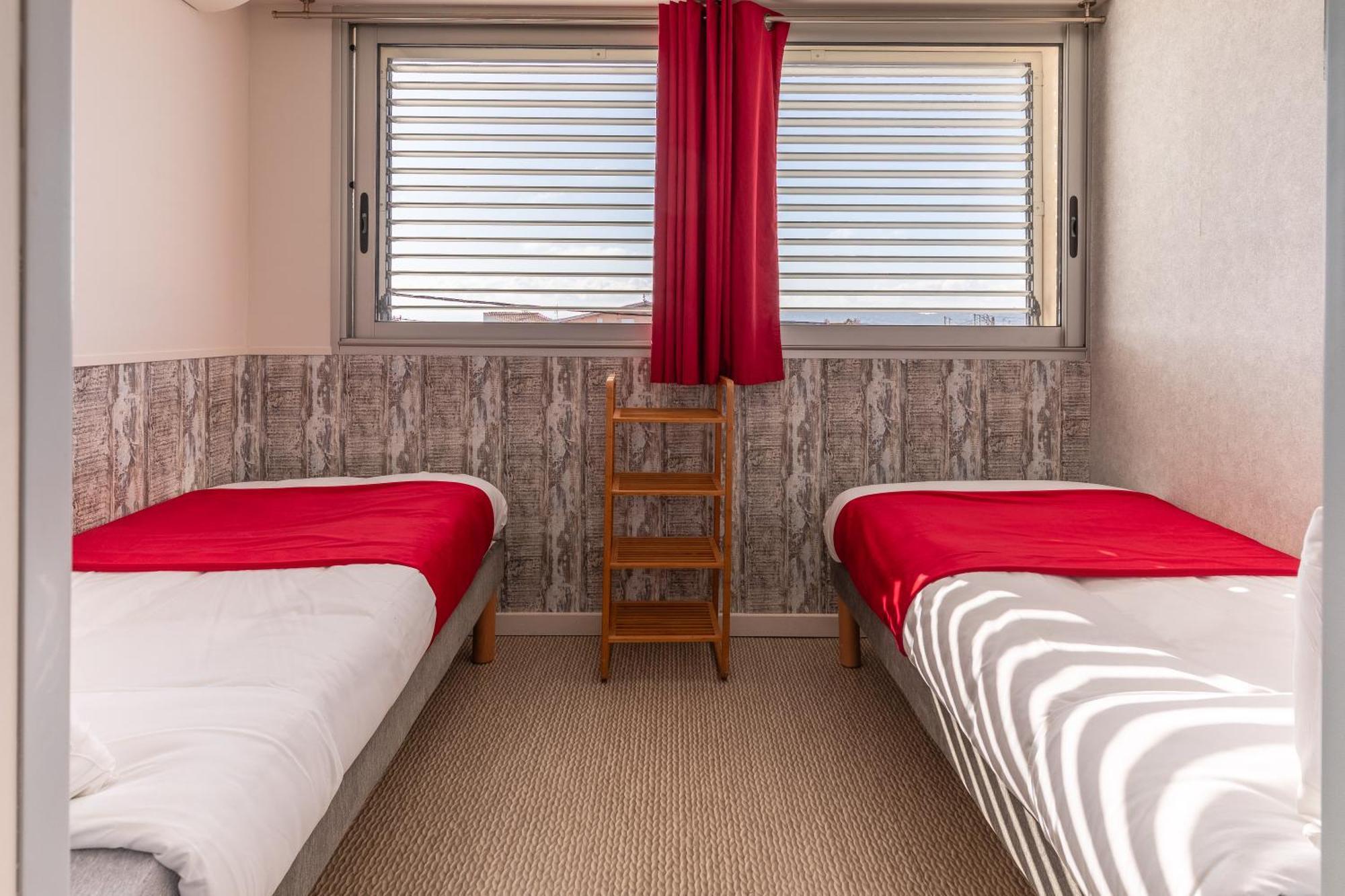 Hotel De La Plage Gruissan Bagian luar foto