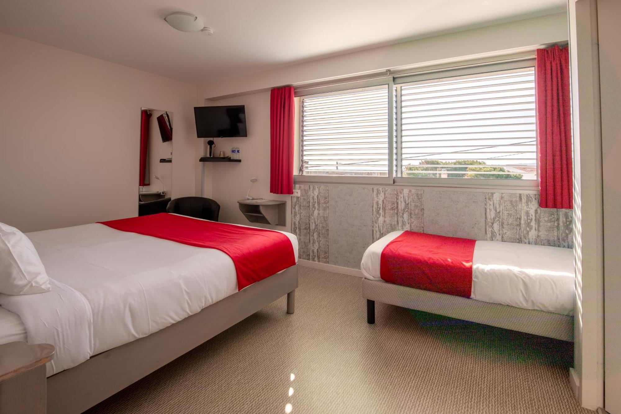 Hotel De La Plage Gruissan Bagian luar foto