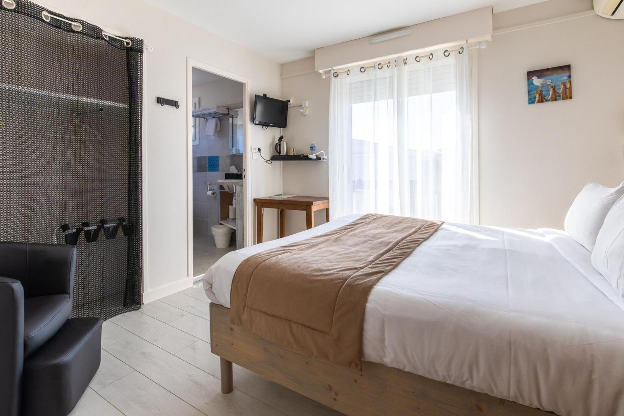 Hotel De La Plage Gruissan Bagian luar foto