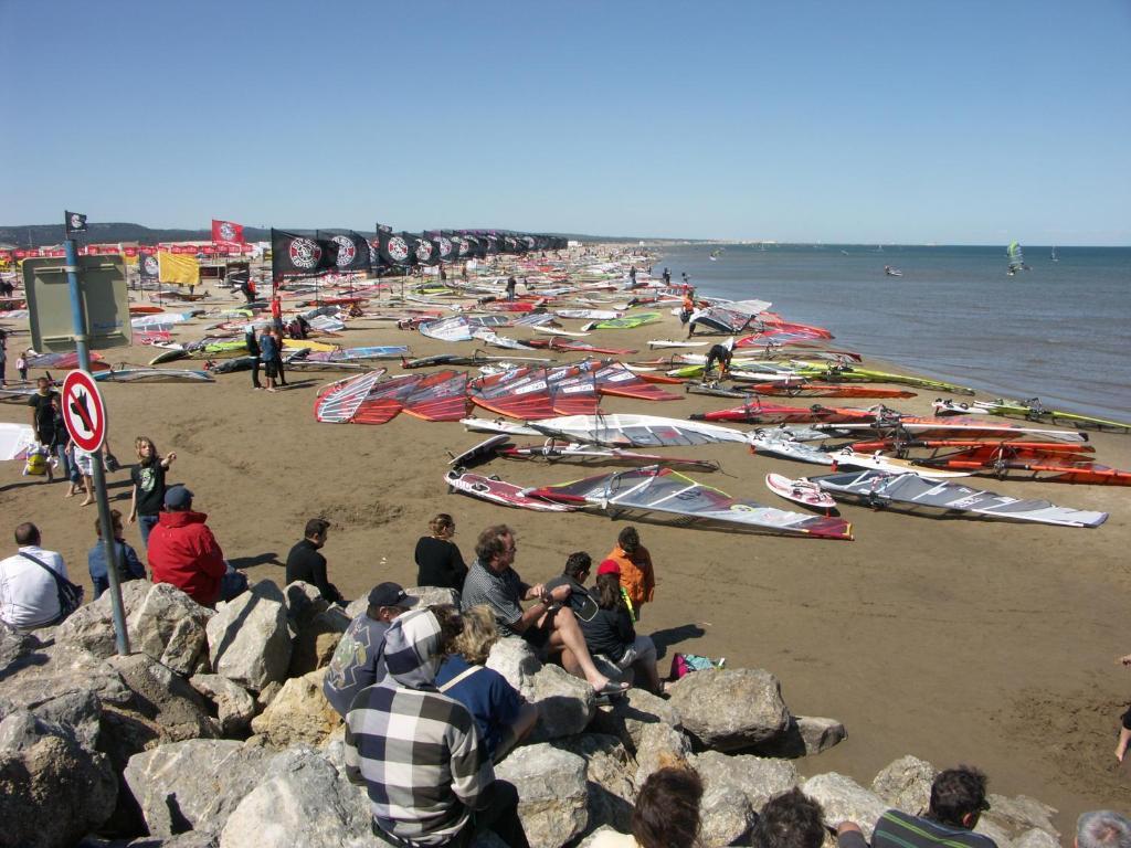 Hotel De La Plage Gruissan Bagian luar foto