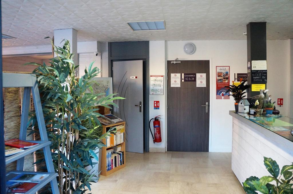 Hotel De La Plage Gruissan Bagian luar foto