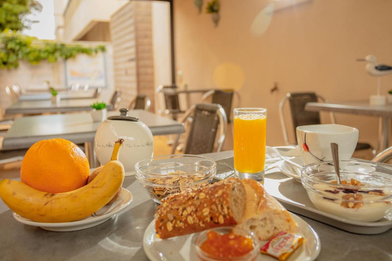 Hotel De La Plage Gruissan Bagian luar foto